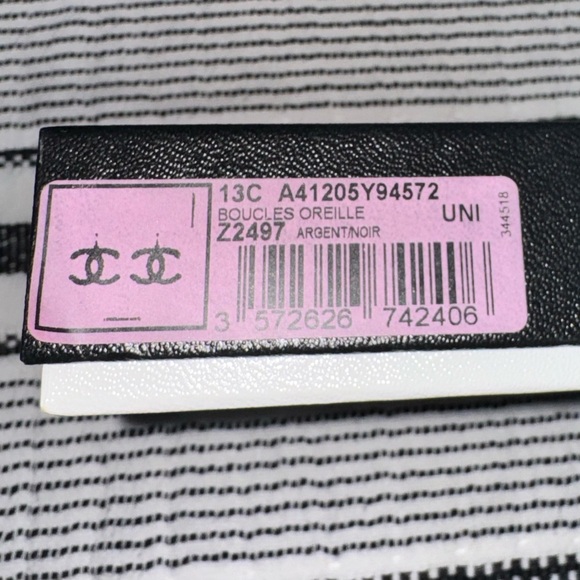 CHANEL Lambskin
CC Drop Earrings in Black and Silver - Picture 6 of 7